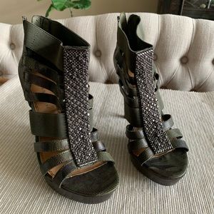 Gently worn (twice) gorgeous Gianni Bini camouflage high heals